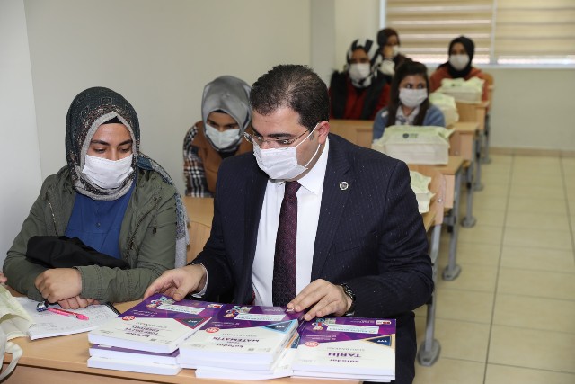 Başkan Canpolat'tan 600 öğrenciye destek