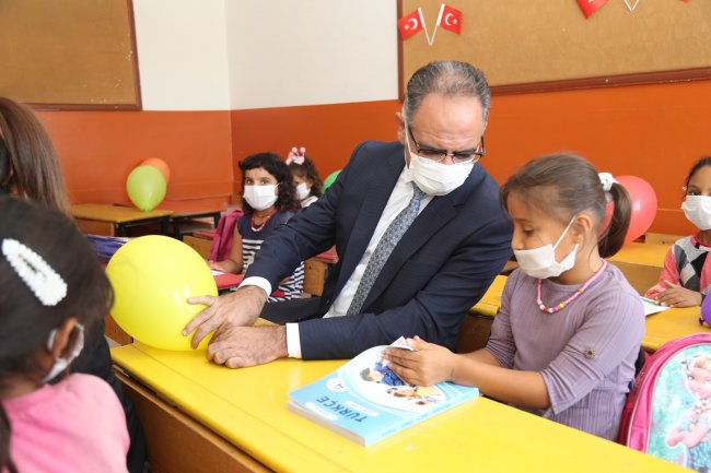 Başkan Kuş’tan Öğrencilere Eğitim Ve Kırtasiye Malzemesi Desteği.