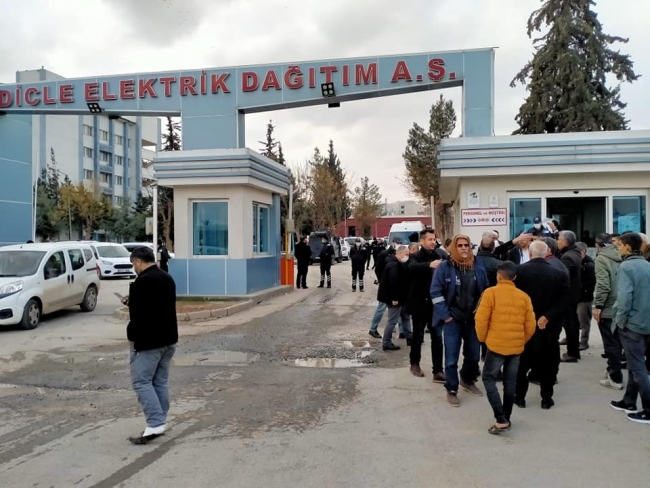 Urfa'da vatandaş DEDAŞ binasını bastı!