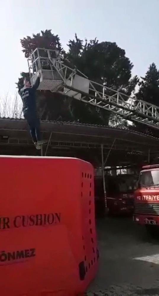  Urfa’da feci olay! Yere düşen itfaiye eri ağır yaralandı!
