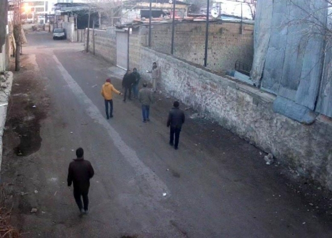 Urfa’da bir kişi kurşun yağmuruna tutuldu! O anlar kameraya yansıdı