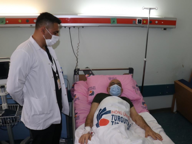 Doktorlar bile şaşkına döndü! Urfalı adamın kalçasından çıkan şoke etti