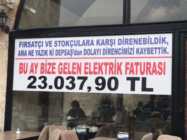 Urfa'da restorana gelen elektrik faturasına pankartlı tepki: Direncimizi kaybettik