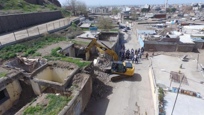 Tarihi Siverek Kalesi'nin eteğindeki kamulaştırılan binaların yıkımına başlandı