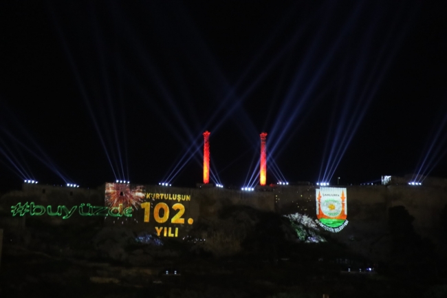 Kurtuluş temalı ışık ve lazer gösterisi tarihi Urfa kalesine yansıtıldı