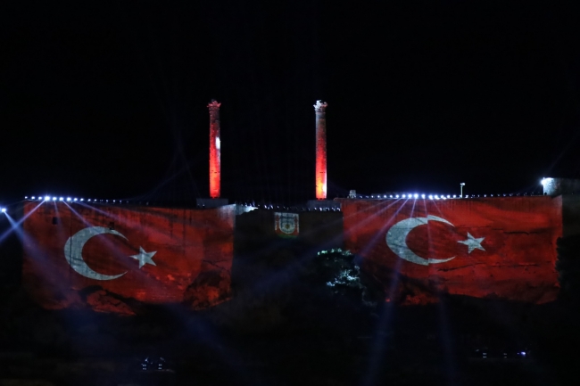 Kurtuluş temalı ışık ve lazer gösterisi tarihi Urfa kalesine yansıtıldı