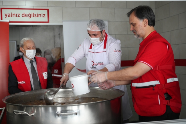 Aşevlerinde kazanlar iftar ve sahur için kaynıyor