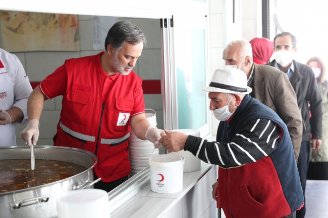 Aşevlerinde kazanlar iftar ve sahur için kaynıyor