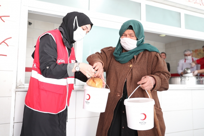 Aşevlerinde kazanlar iftar ve sahur için kaynıyor