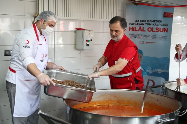 Aşevlerinde kazanlar iftar ve sahur için kaynıyor