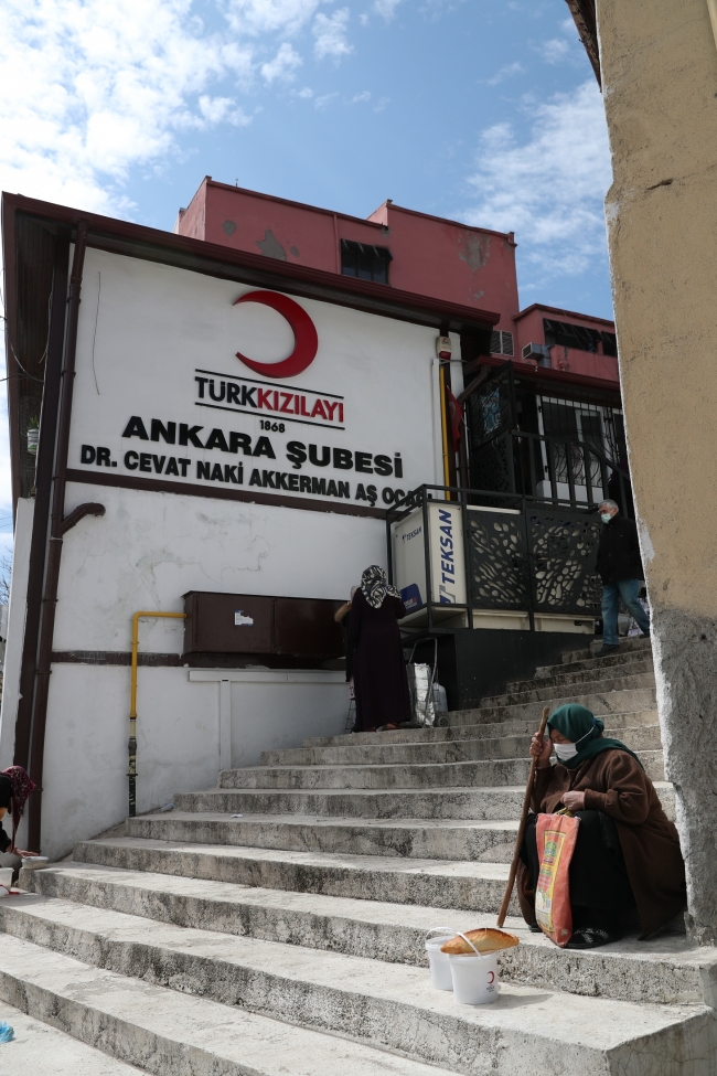 Aşevlerinde kazanlar iftar ve sahur için kaynıyor