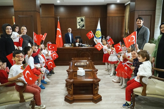 Rektör Çelik, 23 nisan vesilesiyle minik çocukları ağırladı