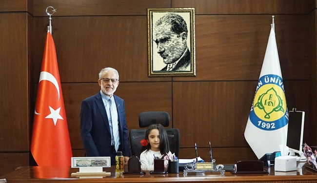 Rektör Çelik, 23 nisan vesilesiyle minik çocukları ağırladı