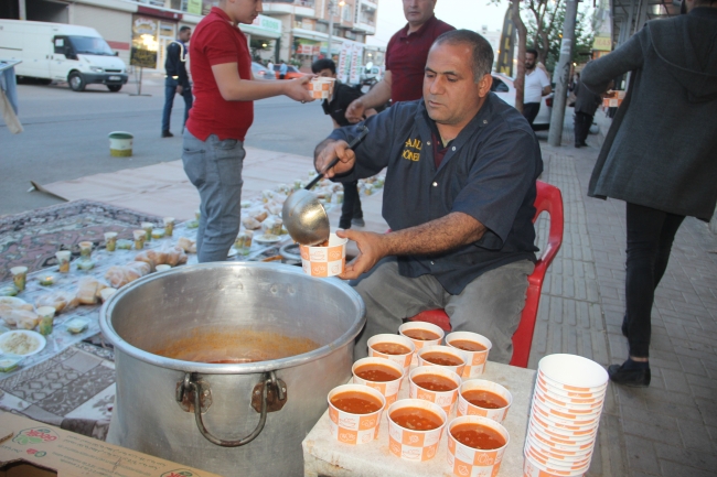 Şanlıurfa’da Sokak ortasında iftar sofrası