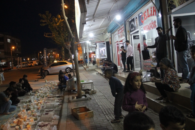Şanlıurfa’da Sokak ortasında iftar sofrası
