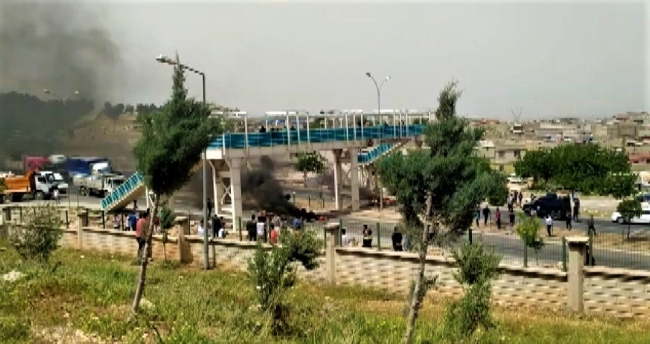 Şanlıurfa'da çöp kokusuna karşı lastik yakıp yolu trafiğe kapattılar