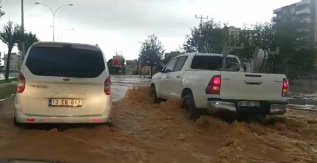 Halfeti’de dolu sonrası sel
