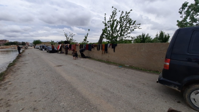 Şanlıurfa sınırındaki mültecilerin çadırlarını sel suları bastı