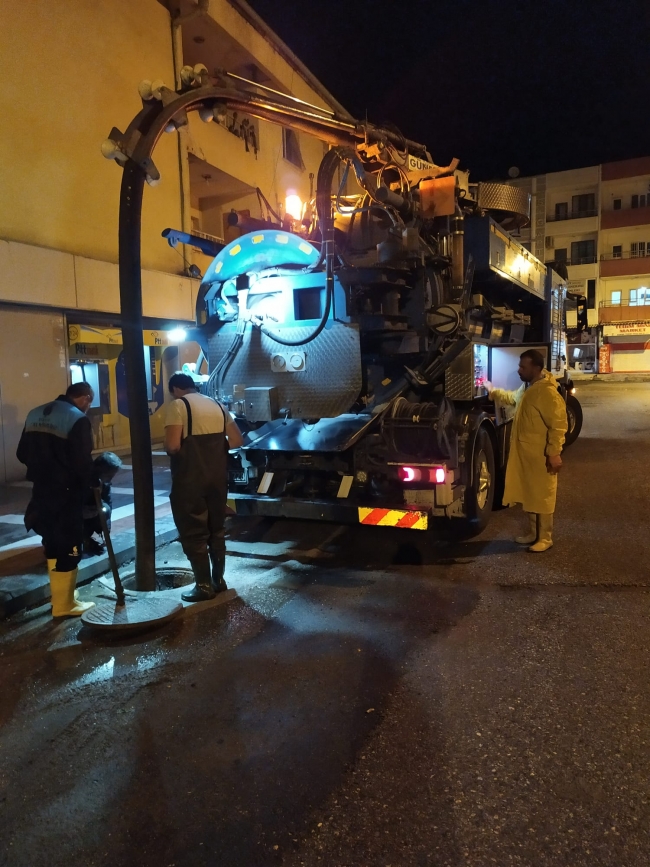 ŞUSKİ sağanak yağış mesaisini sabahın ilk ışıklarına kadar sürdürdü