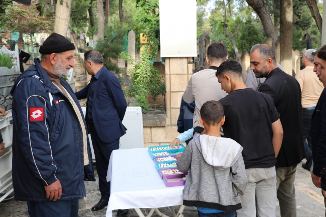 Büyükşehir'den mezarlıklarda lokum ikramı