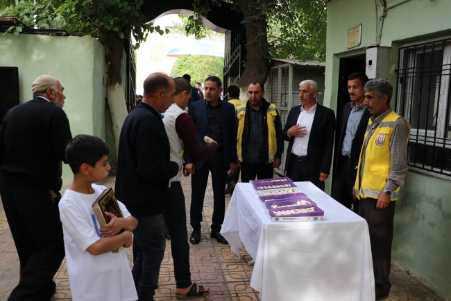 Büyükşehir'den mezarlıklarda lokum ikramı