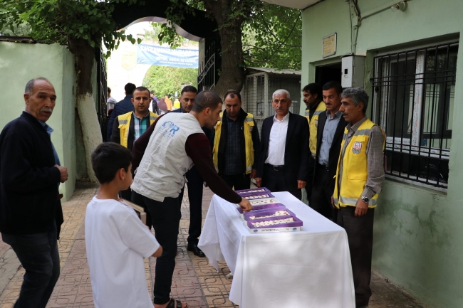 Büyükşehir'den mezarlıklarda lokum ikramı