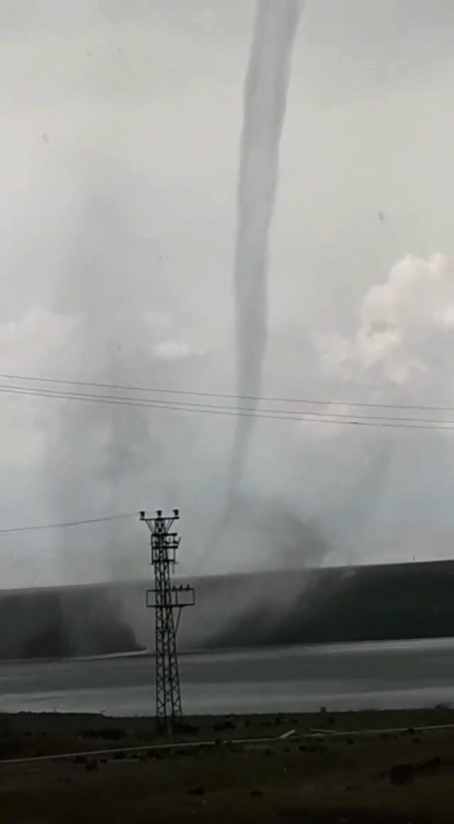 Şanlıurfa'da görenleri dehşete düşüren hortum