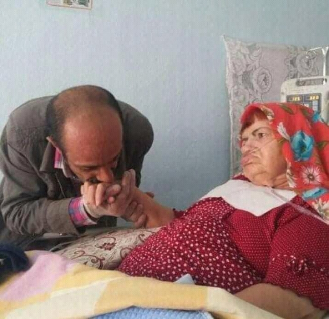 Vefalı evlat 22 yıl baktığı yatalak annesinin mezarı başından ayrılamıyor