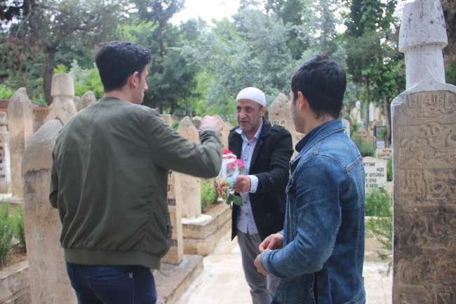 Vefalı evlat 22 yıl baktığı yatalak annesinin mezarı başından ayrılamıyor