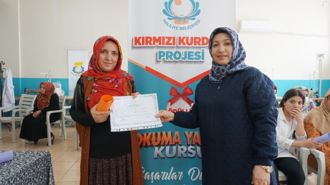 Haliliye’de okuma yazma öğrenen kadınlara sertifika verildi