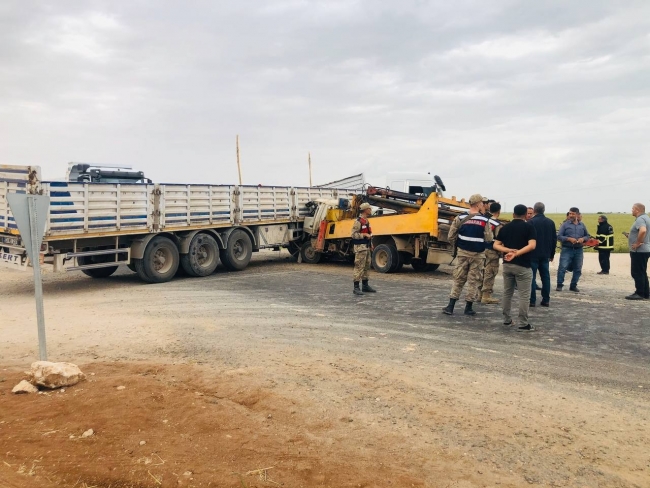 Şanlıurfa’da vinç tırla çarpıştı: 3 yaralı