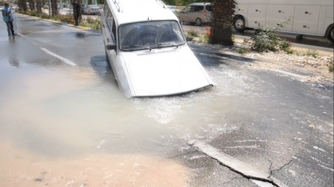 Şanlıurfa’da yol çöktü, otomobil çukura saplandı