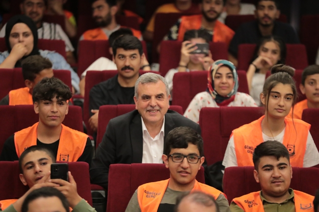 Başkan Beyazgül gençlerle Stand-Up gösterisinde buluştu