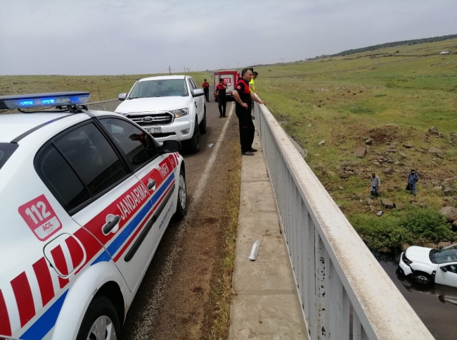 Siverek’te otomobil köprüden düştü: 1 yaralı
