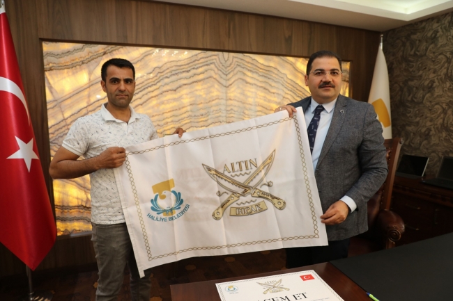 Başkan Canpolat “altın makas” sertifikalarını takdim etti