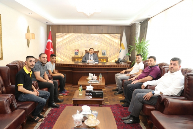 Başkan Canpolat “altın makas” sertifikalarını takdim etti