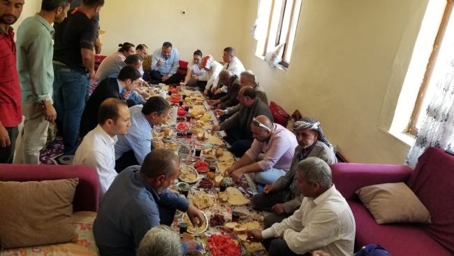 Husumetli iki aşireti Davutoğlu barıştırdı