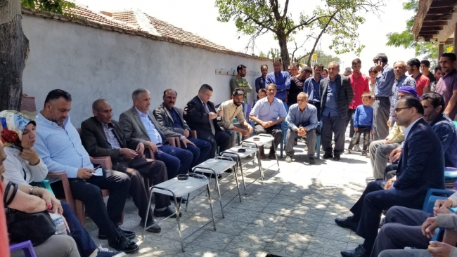 Husumetli iki aşireti Davutoğlu barıştırdı
