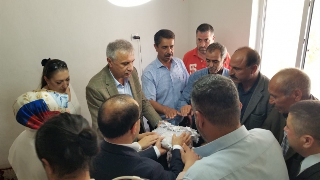 Husumetli iki aşireti Davutoğlu barıştırdı
