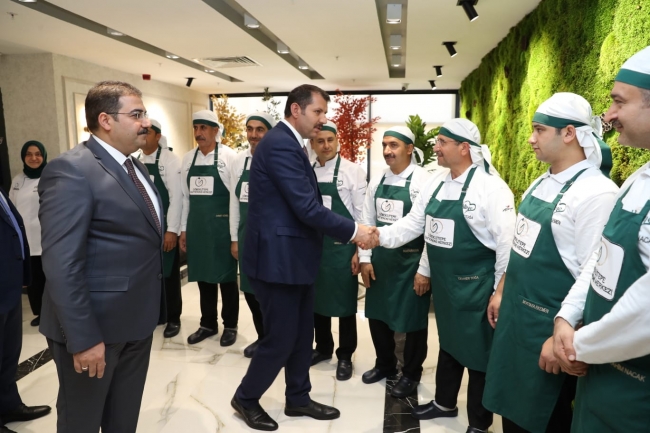 Vali Ayhan: Başkan Canpolat'ı hizmetlerinden dolayı tebrik ediyorum