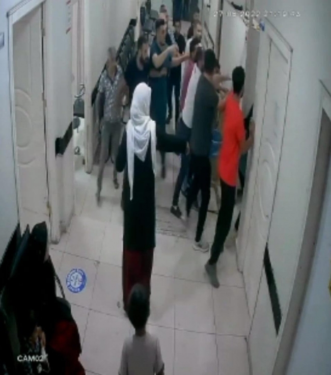 Şanlıurfa’da doktoru koridor boyunca darp ettiler!