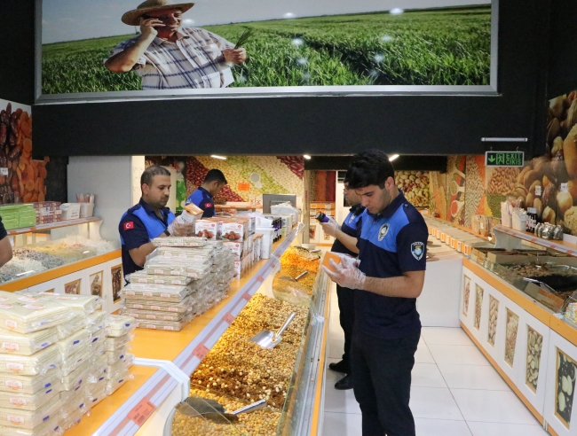 HALİLİYE’DE BAYRAM ÖNCESİ TARİHİ GEÇMİŞ ŞEKER VE ÇİKOLATA ELE GEÇİRİLDİ