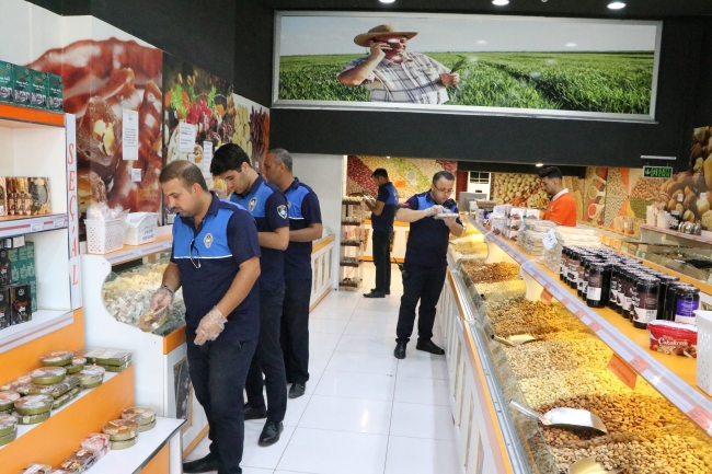 HALİLİYE’DE BAYRAM ÖNCESİ TARİHİ GEÇMİŞ ŞEKER VE ÇİKOLATA ELE GEÇİRİLDİ