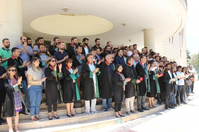 URFA BAROSUNDAN ADLİYE ÖNÜNDE KINAMA