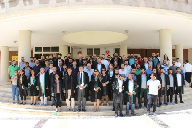URFA BAROSUNDAN ADLİYE ÖNÜNDE KINAMA