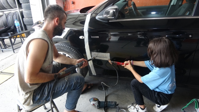 9 yaşındaki kaportacı kızı gören şaşkına dönüyor