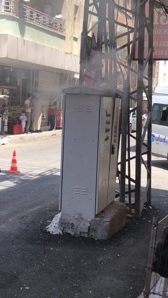 ŞANLIURFA'DA EVLERE BİTİŞİK TRAFONUN PATLAMA ANLARI KAMERADA