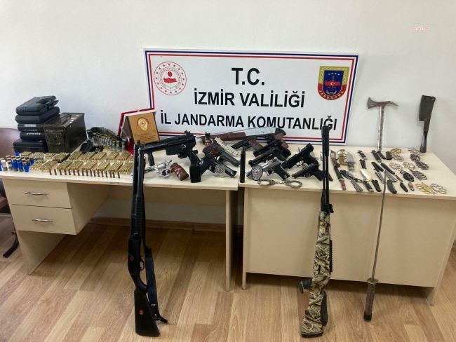 İZMİR'DE SAHTE POLİSİN EVİNDEN CEPHANELİK ÇIKTI
