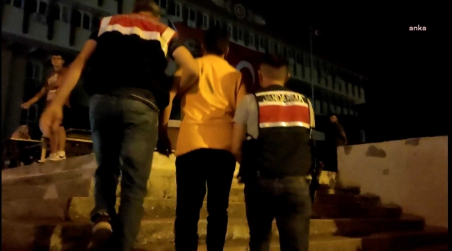 İZMİR'DE SAHTE POLİSİN EVİNDEN CEPHANELİK ÇIKTI