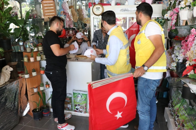 HALİLİYE'DE ESNAF VE VATANDAŞA TÜRK BAYRAĞI DAĞITILDI